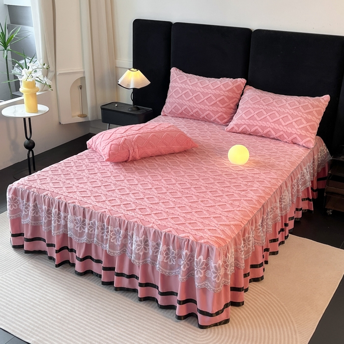 91家纺网 家纺一手货源 找家纺 米瑞娜  2025新款塔芙绒雕花蕾丝床裙跨境外贸 玫红