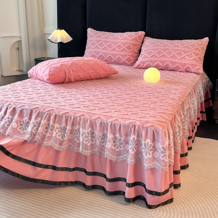 91家纺网 家纺一手货源 找家纺 米瑞娜  2025新款塔芙绒雕花蕾丝床裙跨境外贸 玫红