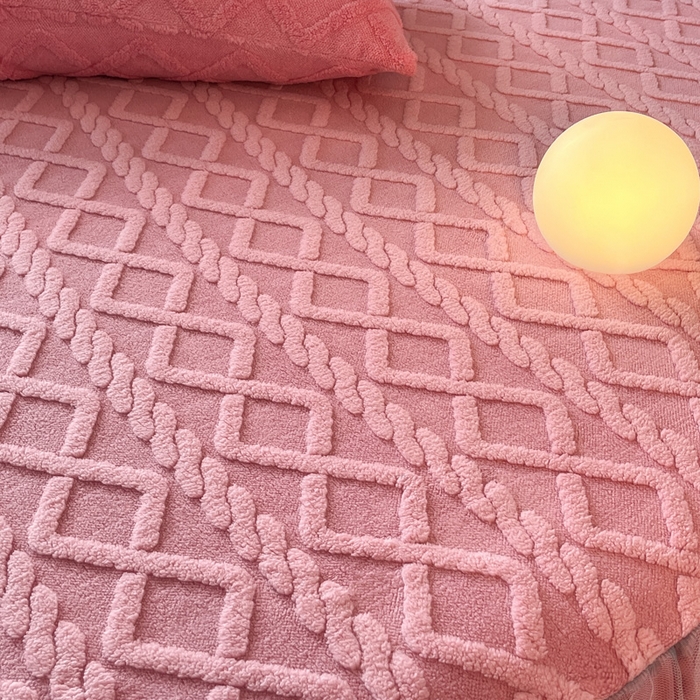 91家纺网 家纺一手货源 找家纺 米瑞娜  2025新款塔芙绒雕花蕾丝床裙跨境外贸 玫红