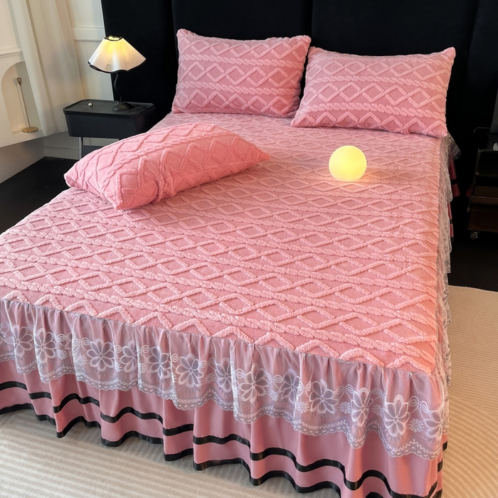 91家纺网 家纺一手货源 找家纺 米瑞娜  2025新款塔芙绒雕花蕾丝床裙跨境外贸 玫红