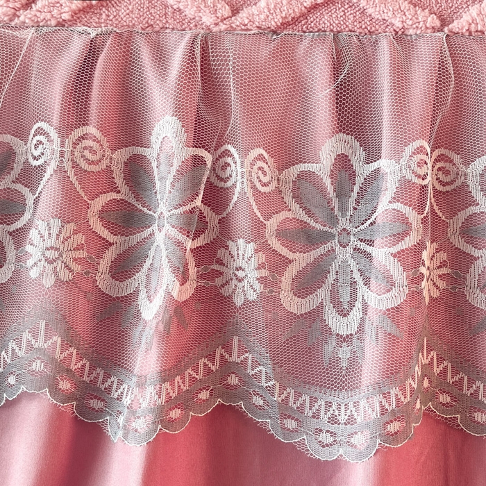 91家纺网 家纺一手货源 找家纺 米瑞娜  2025新款塔芙绒雕花蕾丝床裙跨境外贸 玫红