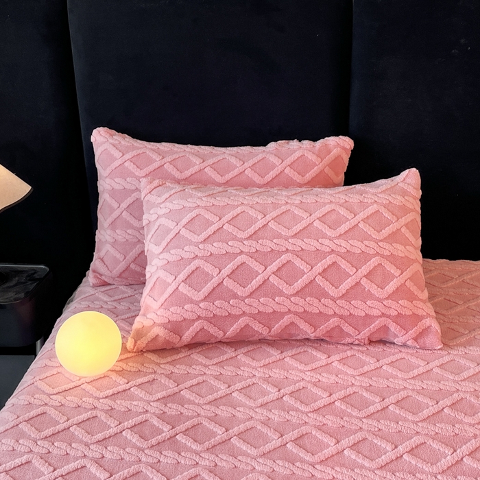 91家纺网 家纺一手货源 找家纺 米瑞娜  2025新款塔芙绒雕花蕾丝床裙跨境外贸 玫红