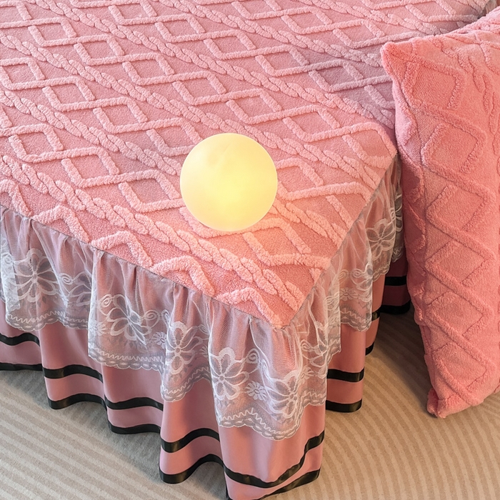 91家纺网 家纺一手货源 找家纺 米瑞娜  2025新款塔芙绒雕花蕾丝床裙跨境外贸 玫红