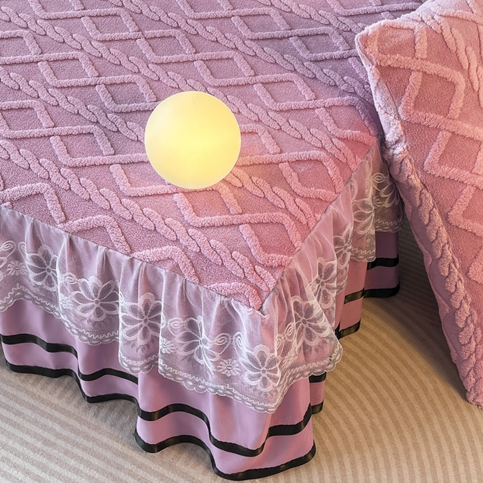 91家纺网 家纺一手货源 找家纺 米瑞娜  2025新款塔芙绒雕花蕾丝床裙跨境外贸 浅紫