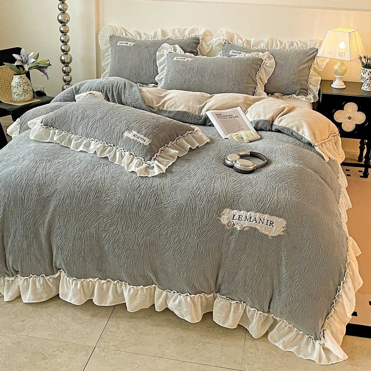 91家纺网 家纺一手货源 找家纺 十方家居 2025新款9斤加厚雕花绒全棉纱布韩版双层花边贴布绣高克重全消光牛奶绒四件套 乐漫-深灰