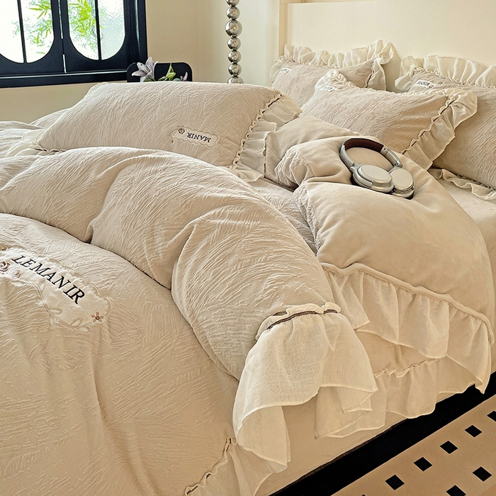 91家纺网 家纺一手货源 找家纺 （总）十方家居 2025新款9斤加厚雕花绒全棉纱布韩版双层花边贴布绣高克重全消光牛奶绒四件套