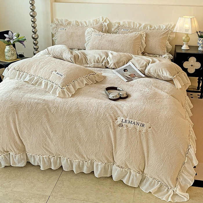 91家纺网 家纺一手货源 找家纺 （总）十方家居 2025新款9斤加厚雕花绒全棉纱布韩版双层花边贴布绣高克重全消光牛奶绒四件套