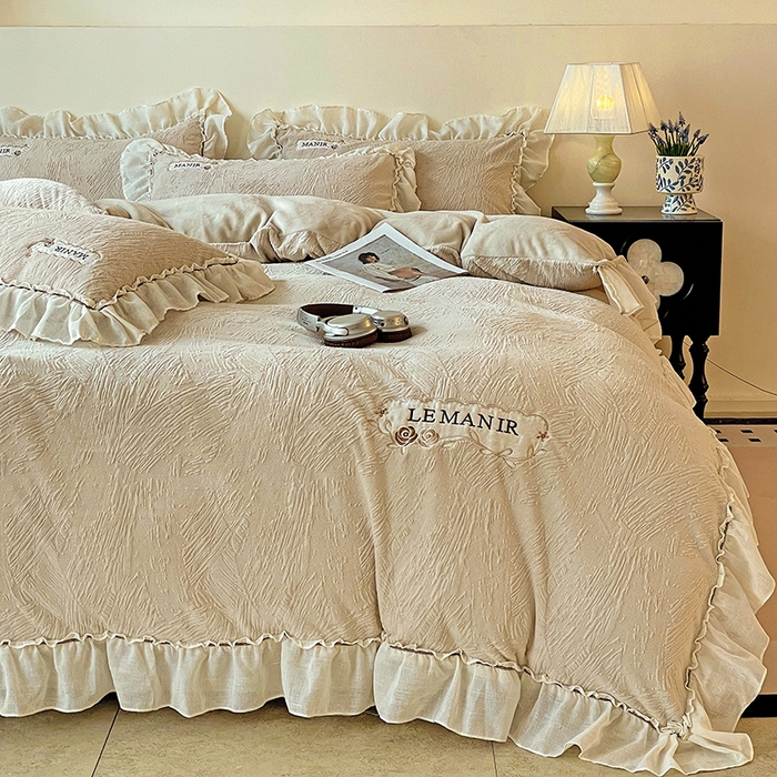 91家纺网 家纺一手货源 找家纺 （总）十方家居 2025新款9斤加厚雕花绒全棉纱布韩版双层花边贴布绣高克重全消光牛奶绒四件套