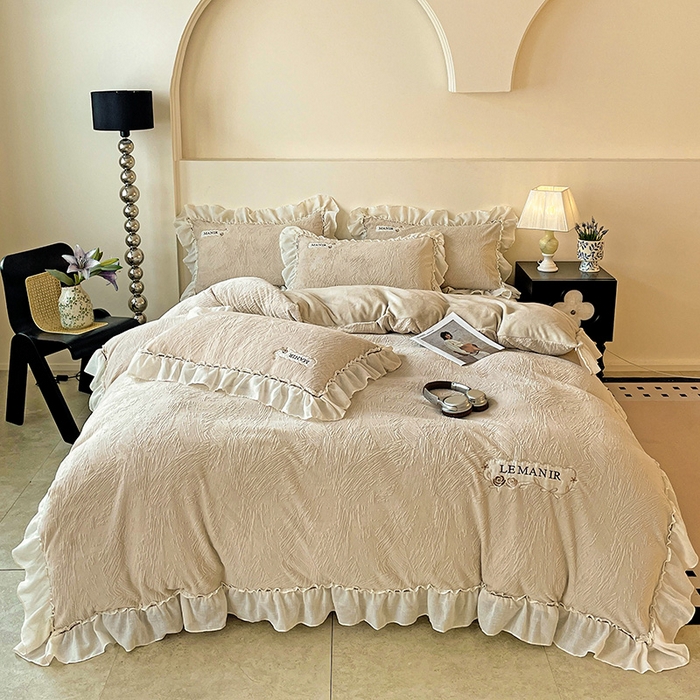 91家纺网 家纺一手货源 找家纺 （总）十方家居 2025新款9斤加厚雕花绒全棉纱布韩版双层花边贴布绣高克重全消光牛奶绒四件套