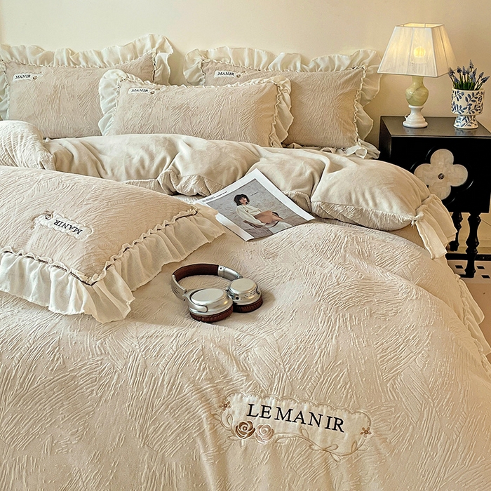 91家纺网 家纺一手货源 找家纺 （总）十方家居 2025新款9斤加厚雕花绒全棉纱布韩版双层花边贴布绣高克重全消光牛奶绒四件套