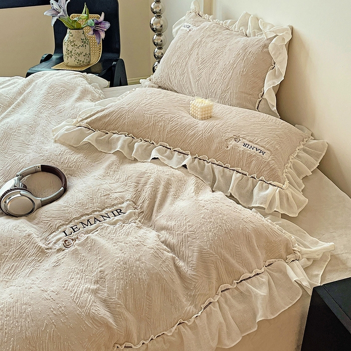 91家纺网 家纺一手货源 找家纺 （总）十方家居 2025新款9斤加厚雕花绒全棉纱布韩版双层花边贴布绣高克重全消光牛奶绒四件套