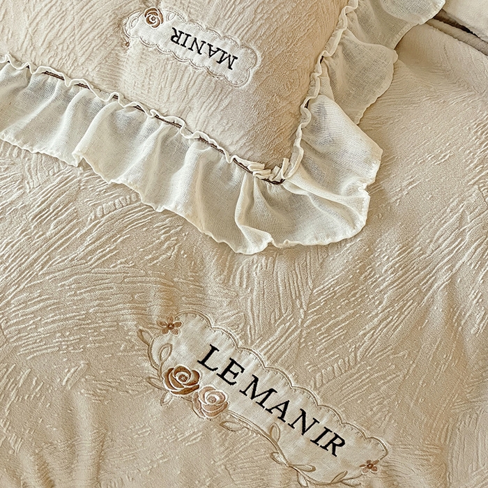 91家纺网 家纺一手货源 找家纺 （总）十方家居 2025新款9斤加厚雕花绒全棉纱布韩版双层花边贴布绣高克重全消光牛奶绒四件套