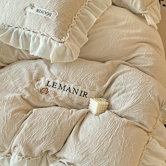 91家纺网 家纺一手货源 找家纺 （总）十方家居 2025新款9斤加厚雕花绒全棉纱布韩版双层花边贴布绣高克重全消光牛奶绒四件套