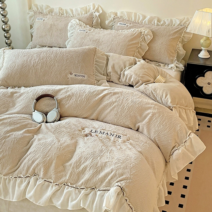 91家纺网 家纺一手货源 找家纺 （总）十方家居 2025新款9斤加厚雕花绒全棉纱布韩版双层花边贴布绣高克重全消光牛奶绒四件套