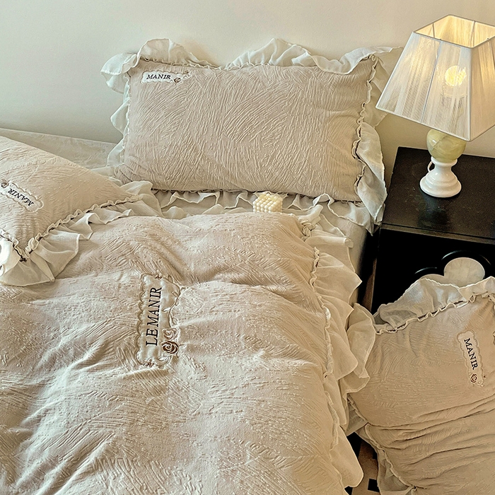 91家纺网 家纺一手货源 找家纺 （总）十方家居 2025新款9斤加厚雕花绒全棉纱布韩版双层花边贴布绣高克重全消光牛奶绒四件套