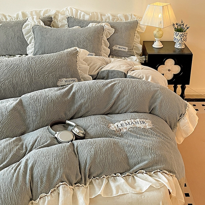 91家纺网 家纺一手货源 找家纺 （总）十方家居 2025新款9斤加厚雕花绒全棉纱布韩版双层花边贴布绣高克重全消光牛奶绒四件套