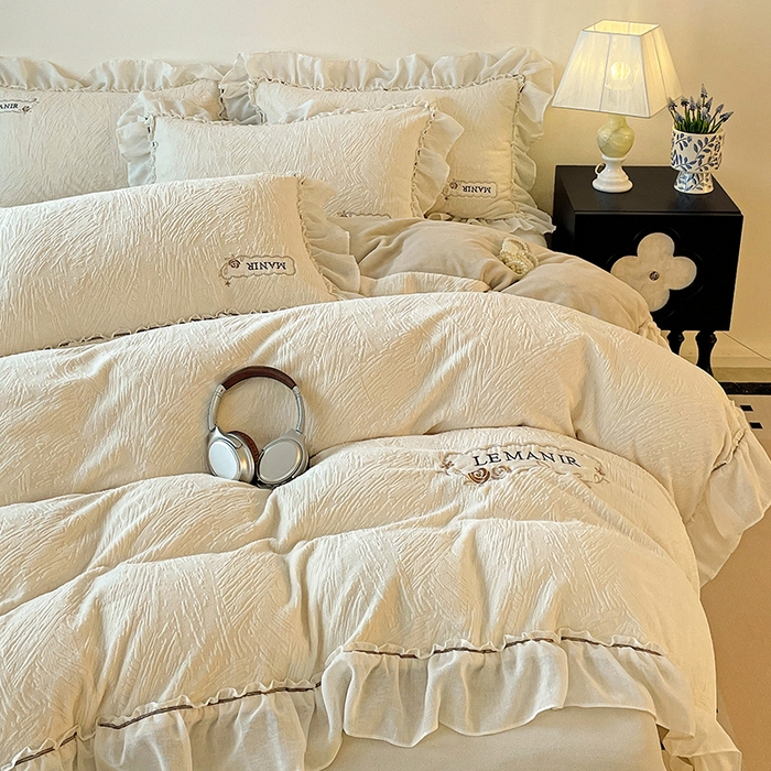 91家纺网 家纺一手货源 找家纺 十方家居 2025新款9斤加厚雕花绒全棉纱布韩版双层花边贴布绣高克重全消光牛奶绒四件套 乐漫-奶昔白