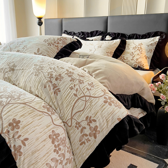 91家纺网 家纺一手货源 找家纺 找底底家纺 2025新款A类法式浪漫烂花赫本风牛奶绒四件套 慕香-咖+粉