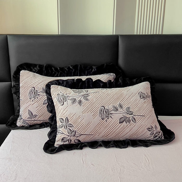 91家纺网 家纺一手货源 找家纺 找底底家纺 2025新款A类法式浪漫烂花赫本风牛奶绒四件套 暗香-粉