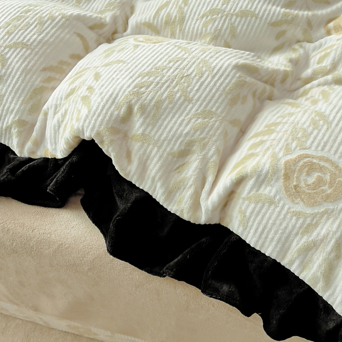 91家纺网 家纺一手货源 找家纺 找底底家纺 2025新款A类法式浪漫烂花赫本风牛奶绒四件套 素锦+米白