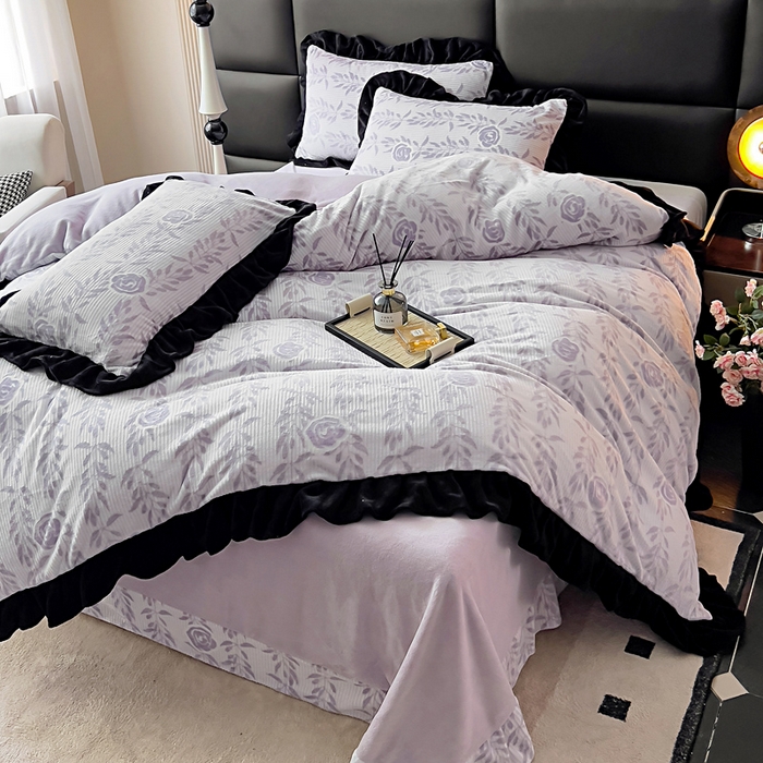 91家纺网 家纺一手货源 找家纺 找底底家纺 2025新款A类法式浪漫烂花赫本风牛奶绒四件套 素锦-紫