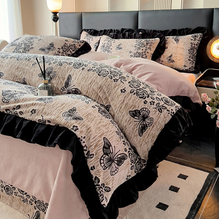 91家纺网 家纺一手货源 找家纺 找底底家纺 2025新款A类法式浪漫烂花赫本风牛奶绒四件套 墨韵叠香-粉