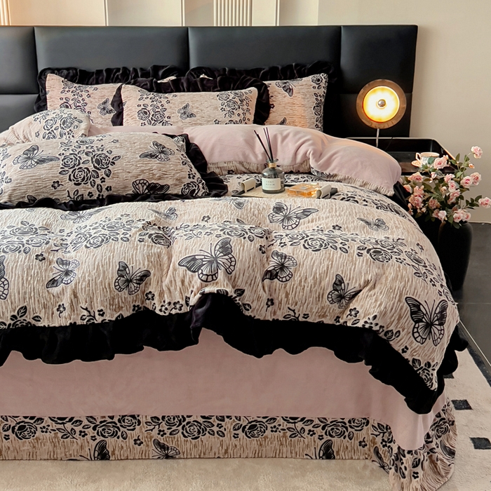 91家纺网 家纺一手货源 找家纺 找底底家纺 2025新款A类法式浪漫烂花赫本风牛奶绒四件套 墨韵叠香-粉