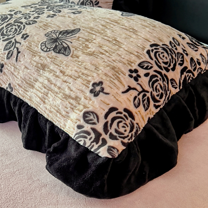 91家纺网 家纺一手货源 找家纺 找底底家纺 2025新款A类法式浪漫烂花赫本风牛奶绒四件套 墨韵叠香-粉