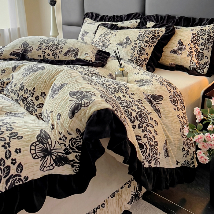 91家纺网 家纺一手货源 找家纺 找底底家纺 2025新款A类法式浪漫烂花赫本风牛奶绒四件套 墨韵叠香-奶兮