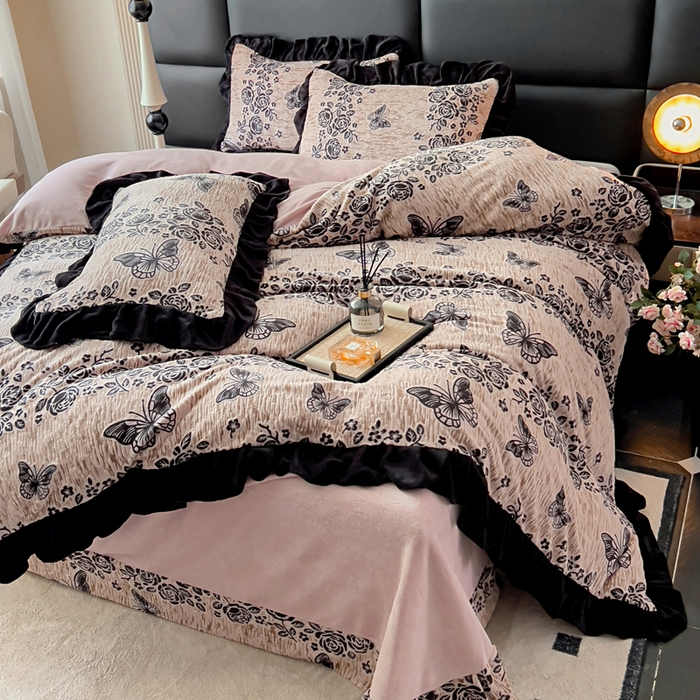 91家纺网 家纺一手货源 找家纺 找底底家纺 2025新款A类法式浪漫烂花赫本风牛奶绒四件套 墨韵叠香-粉