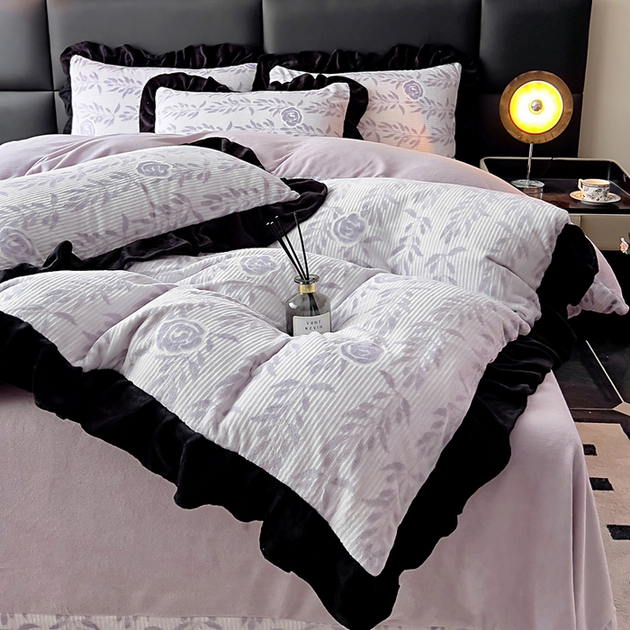 91家纺网 家纺一手货源 找家纺 找底底家纺 2025新款A类法式浪漫烂花赫本风牛奶绒四件套 素锦-紫