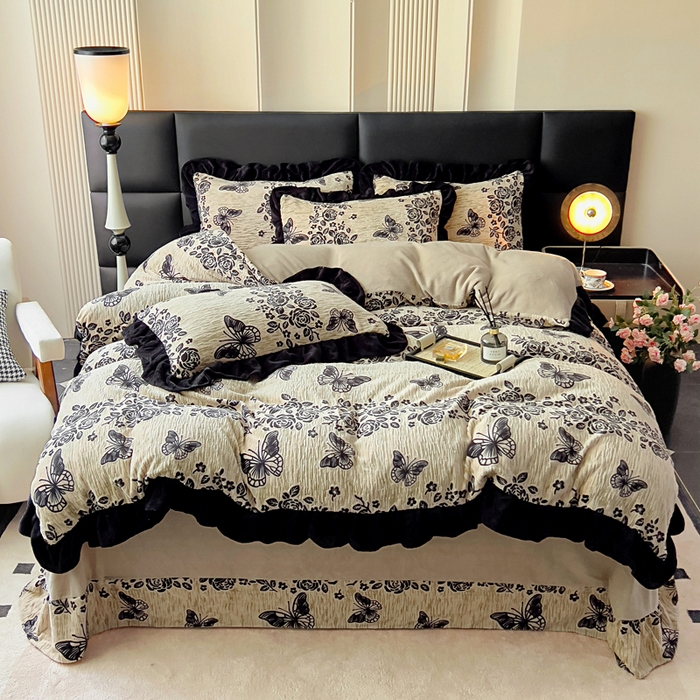 91家纺网 家纺一手货源 找家纺 找底底家纺 2025新款A类法式浪漫烂花赫本风牛奶绒四件套 墨韵叠香-奶兮