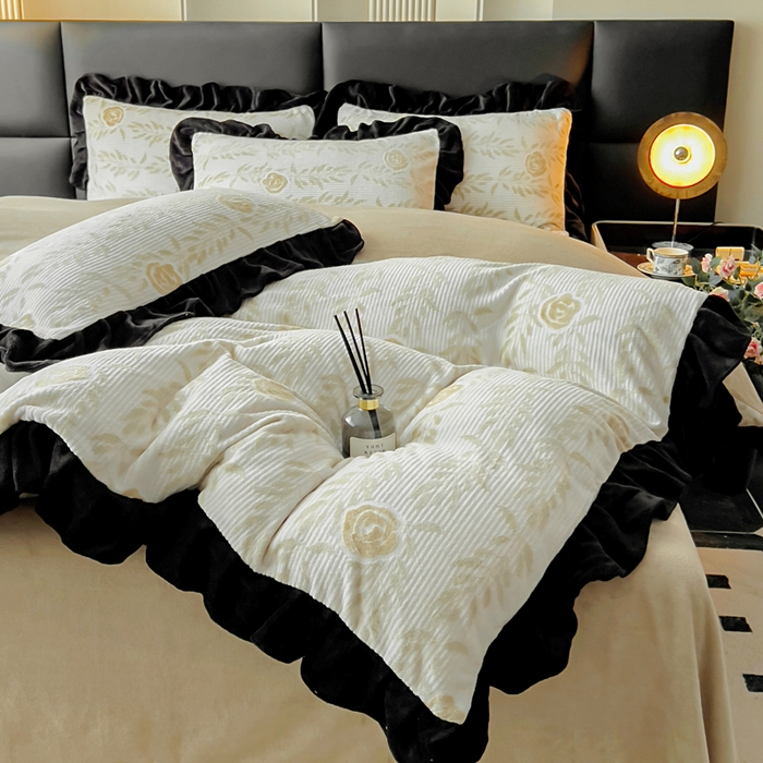 91家纺网 家纺一手货源 找家纺 找底底家纺 2025新款A类法式浪漫烂花赫本风牛奶绒四件套 素锦+米白