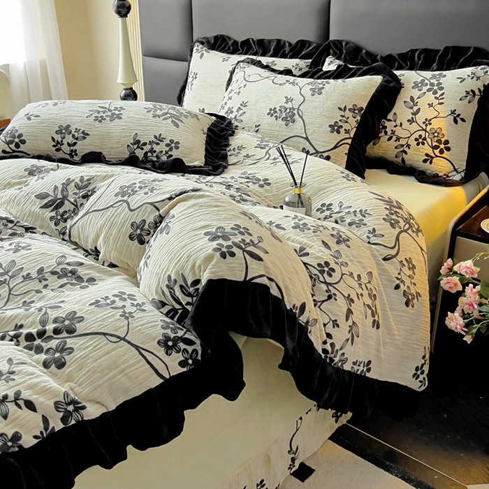 91家纺网 家纺一手货源 找家纺 找底底家纺 2025新款A类法式浪漫烂花赫本风牛奶绒四件套 慕香-奶兮