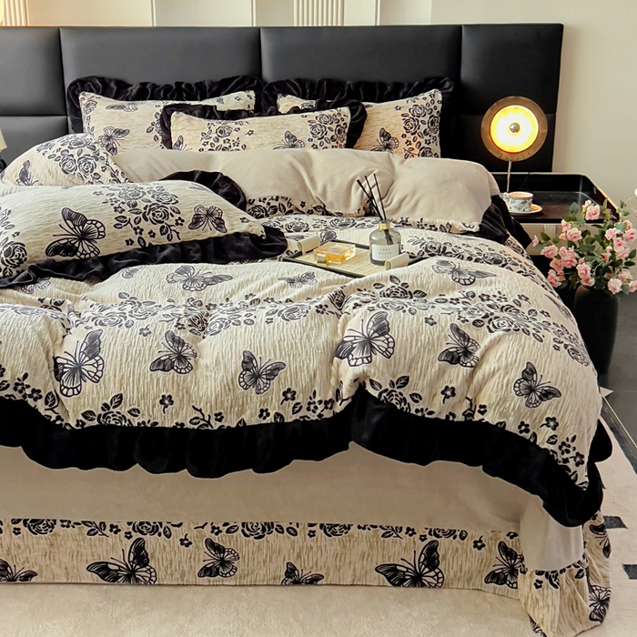 91家纺网 家纺一手货源 找家纺 找底底家纺 2025新款A类法式浪漫烂花赫本风牛奶绒四件套 墨韵叠香-奶兮