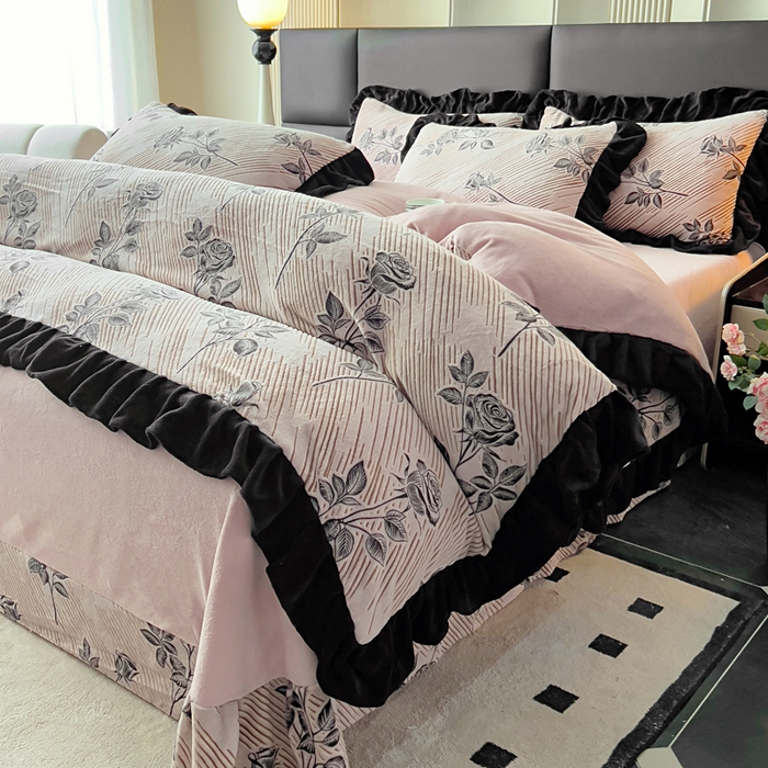 91家纺网 家纺一手货源 找家纺 找底底家纺 2025新款A类法式浪漫烂花赫本风牛奶绒四件套 暗香-粉