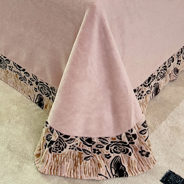 91家纺网 家纺一手货源 找家纺 找底底家纺 2025新款A类法式浪漫烂花赫本风牛奶绒四件套 墨韵叠香-粉