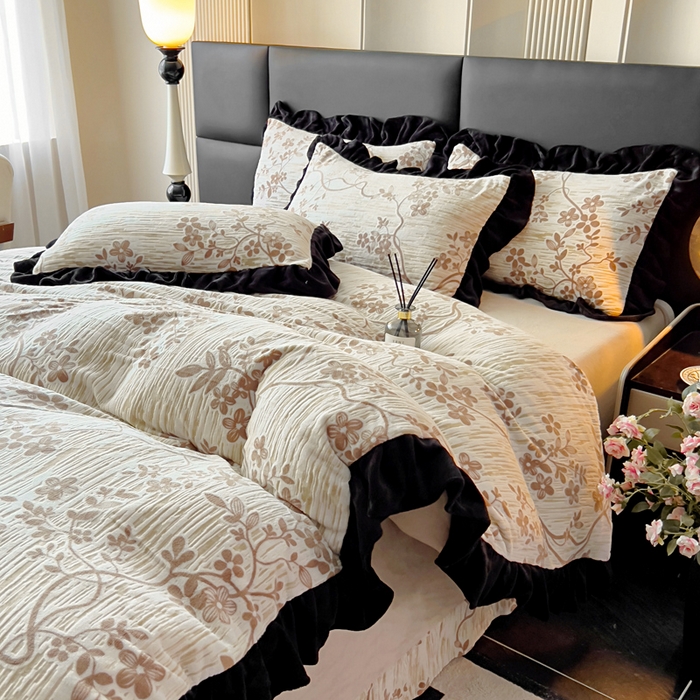 91家纺网 家纺一手货源 找家纺 找底底家纺 2025新款A类法式浪漫烂花赫本风牛奶绒四件套 慕香-咖+粉