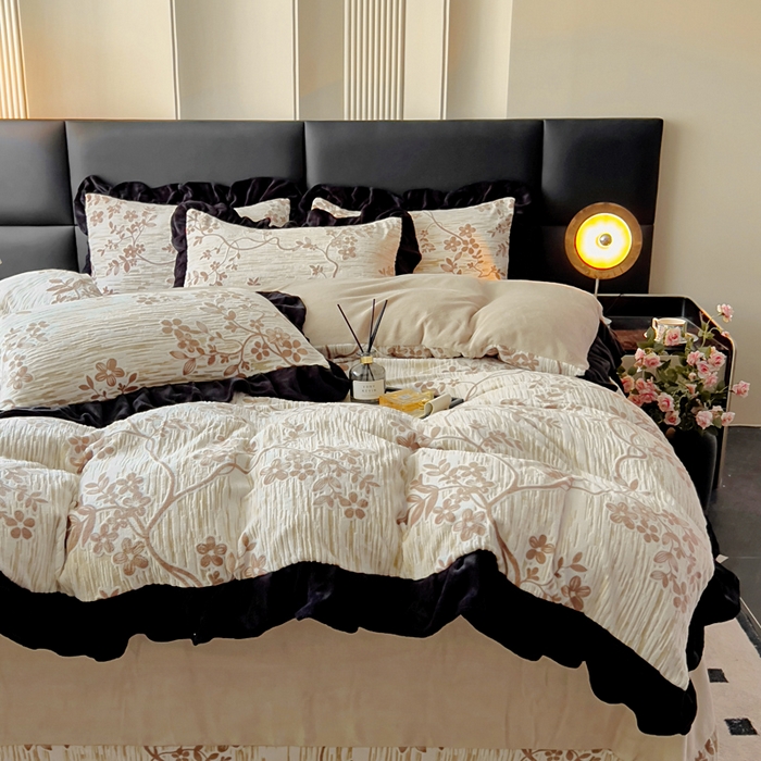 91家纺网 家纺一手货源 找家纺 找底底家纺 2025新款A类法式浪漫烂花赫本风牛奶绒四件套 慕香-咖+粉