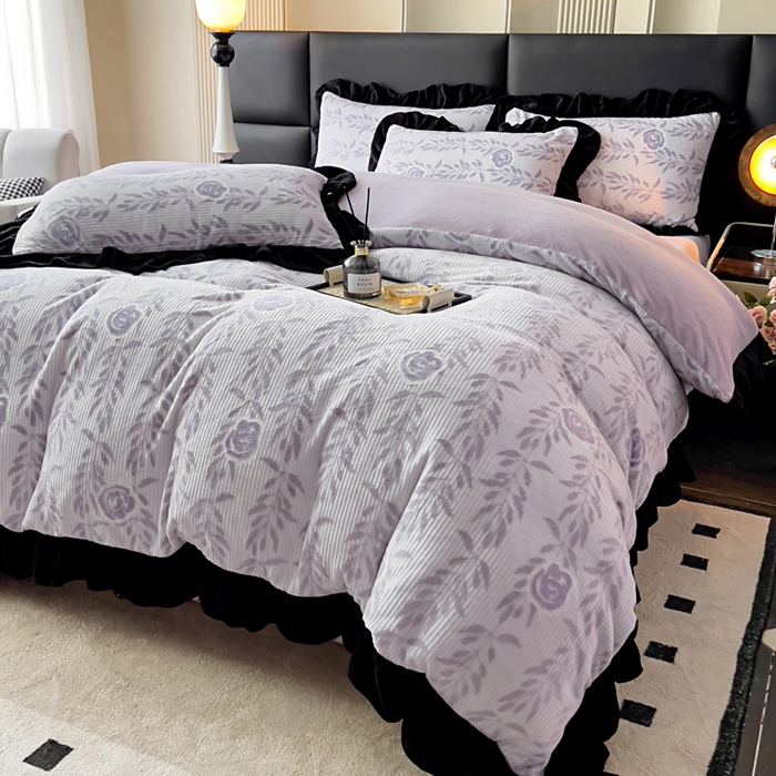 91家纺网 家纺一手货源 找家纺 找底底家纺 2025新款A类法式浪漫烂花赫本风牛奶绒四件套 素锦-紫