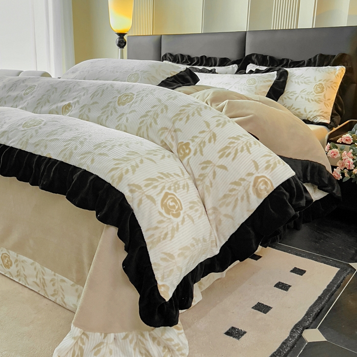 91家纺网 家纺一手货源 找家纺 找底底家纺 2025新款A类法式浪漫烂花赫本风牛奶绒四件套 素锦+米白