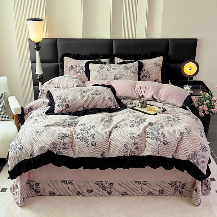 91家纺网 家纺一手货源 找家纺 找底底家纺 2025新款A类法式浪漫烂花赫本风牛奶绒四件套 暗香-粉