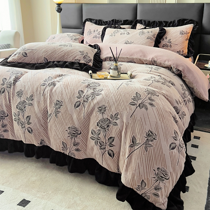 91家纺网 家纺一手货源 找家纺 找底底家纺 2025新款A类法式浪漫烂花赫本风牛奶绒四件套 暗香-粉