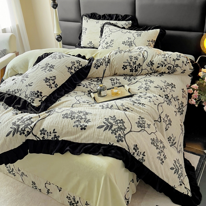 91家纺网 家纺一手货源 找家纺 找底底家纺 2025新款A类法式浪漫烂花赫本风牛奶绒四件套 慕香-奶兮