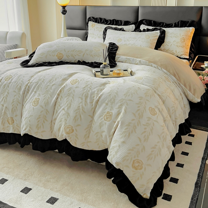 91家纺网 家纺一手货源 找家纺 找底底家纺 2025新款A类法式浪漫烂花赫本风牛奶绒四件套 素锦+米白