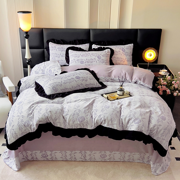 91家纺网 家纺一手货源 找家纺 找底底家纺 2025新款A类法式浪漫烂花赫本风牛奶绒四件套 素锦-紫