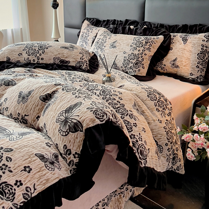91家纺网 家纺一手货源 找家纺 找底底家纺 2025新款A类法式浪漫烂花赫本风牛奶绒四件套 墨韵叠香-粉