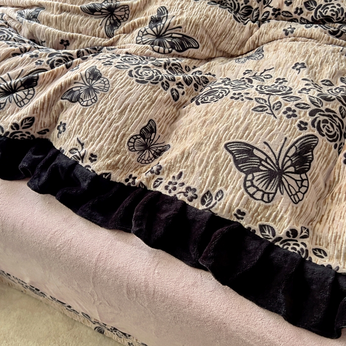 91家纺网 家纺一手货源 找家纺 找底底家纺 2025新款A类法式浪漫烂花赫本风牛奶绒四件套 墨韵叠香-粉