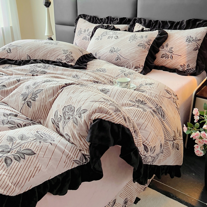 91家纺网 家纺一手货源 找家纺 找底底家纺 2025新款A类法式浪漫烂花赫本风牛奶绒四件套 暗香-粉