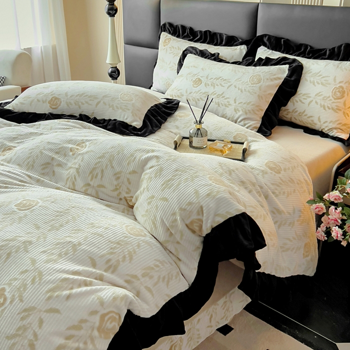 91家纺网 家纺一手货源 找家纺 找底底家纺 2025新款A类法式浪漫烂花赫本风牛奶绒四件套 素锦+米白